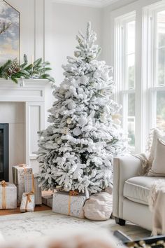 Flocked Christmas tree Easy Christmas Tree Decorating Ideas, Simple Christmas Tree Decorations, Minimalist Holiday Decor, Faux Trees, Easy Christmas Tree, Christmas Tree Decorating Ideas, Big Christmas Tree, Tree Decorating Ideas, Flocked Christmas Tree