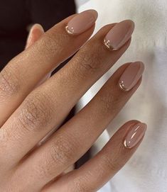 Minimalist Christmas Nails Almond, Christmas Nails Minimalist, Italy Nails, Nails 23, Nails January, Descendants Oc, Tire Garden, Engagement Nails, Bridesmaids Nails