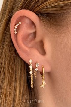 Laissez-vous séduire par ce piercing doré inspiré des constellations ! Un bijou délicat et sophistiqué qui évoque la magie des étoiles, orné de strass étincelants pour un effet céleste. Parfait pour ajouter une touche cosmique à votre look, il illumine l'oreille avec élégance et style, idéal pour un style moderne et raffiné  #Piercing #BijouxDorés #Constellation #Strass #Étoiles #Bijoux #IdéeCadeau Piercing Constellation, Style Moderne, Constellations, Ear Piercings, Piercings, Tattoos, Gold