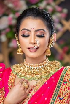 Maharashtrian Bride Eye Makeup, Nauvari Makeup Look, Maharashtrian Bride Makeup, Navari Poses, Marathi Bridal Makeup, Marathi Bridal Look, Maharashtrian Makeup, Vedic Wedding