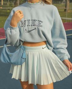 Mode Indie, Moda Grunge, Rok Outfit, Rok Mini, Tennis Skirt Outfit, Cute Skirt Outfits, Nike Sweatshirt, Indie Outfits, Swaggy Outfits