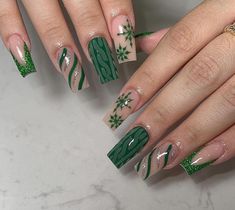 Festive Nail Colors, Festive Nails Christmas, Green Christmas Nail, Striped Nail Designs, Christmas Nail Art Easy, Christmas Manicure, Green Nail Designs, Nail Colors Winter