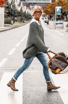 Mode Casual, Fashion Over 40, 가을 패션, Fashion Over 50, Brunettes, Winter Fashion Outfits, Fall Winter Outfits, Color Ideas, Dark Hair