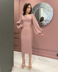 Dresses For Graduation University, Graduation Dress University Formal, Graduation Dress Ideas University, Prom Dresses Square Neck, Event Dresses Classy, Tea Length Formal Dresses, Satin Sleeves, Women Prom Dresses, Lace Dress Classy