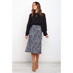 The midi length pencil skirt is an absolute staple in any girl's wardrobe! With a sleek silhouette and lightweight fabric, it's easy to wear and can be dressed up or down for any occasion. The high waisted design ensures that you'll always look effortlessly chic, while the elasticised waist at the back provides added comfort. Teaching Outfits, Elegante Casual, Stylish Work Outfits, Church Outfits, Work Outfits Women, Professional Outfits, Business Casual Outfits, Work Attire