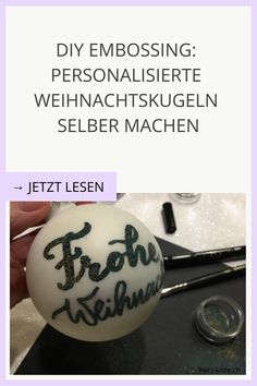 DIY Embossing: Personalisierte Weihnachtskugel mit "Frohe Weihnachten"-Schriftzug in Glitzer. Diy Embossing