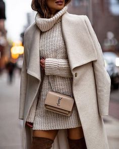 ᴘɪɴᴛᴇʀᴇsᴛ ❂ ᴄʜᴀʀᴍsᴘᴇᴀᴋғʀᴇᴀᴋ White Coat Outfit, Vinter Mode Outfits, Mantel Outfit, White Sweater Dress, Fashion Pic, Best Casual Outfits, Coat Outfit, Style Inspiration Winter, Winter Trends