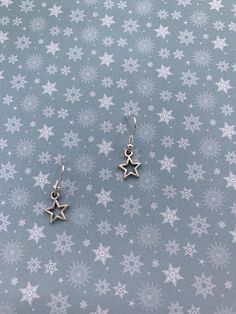 Shine bright with these dazzling star earrings, perfect for adding a touch of sparkle to any outfit! Their versatile design makes them an ideal accessory for both casual and special occasions. Lightweight and easy to wear, they bring a subtle yet stunning accent to your look. Whether you're gifting them or treating yourself, these earrings are sure to become a favorite. With a festive flair, they also make a wonderful addition to your holiday style this Christmas season. Grab yours now to light Holiday Style, T Shirt And Jeans, Christmas Fashion, Stylish Gifts, Christmas Season, Star Earrings, Star Shape, Holiday Fashion, Shine Bright