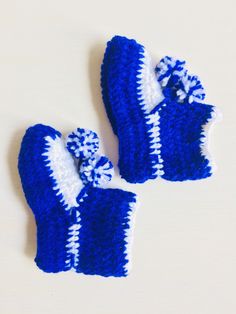 Handmade Casual Booties With Round Toe, Hand Knitted Yarn Socks Casual Style, Casual Hand Knitted Round Toe Booties, Casual Crochet Booties With Round Toe, Handmade Comfortable Winter Booties, Casual White Handmade Booties, Handmade Casual Booties As Gift, Handmade Yarn Socks For Winter, White Knitted Winter Booties