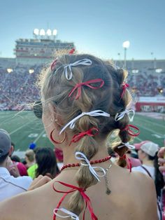 Gameday hair, 4th of july, cute hairstlyes, ribbon hairstyles, 4th of July hairstyles Cheerleader Game Day Hair, Cheerleaders Hairstyles, Hairstyles For Cheerleaders, Hairstyles Cheer, Design Aesthetic Wallpaper, 4th Of July Hairstyles, Gameday Hair, Small Bedroom Interior Design, July Hairstyles