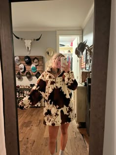 Cowprint Outfit Ideas Western, Leah Fish Bedroom, Leah Fish Room, Western Fall Fits, Western Bedding Ideas, Southern Girl Outfits, Comfy Western Outfits, Country Room Ideas, Western Winter Outfits Women