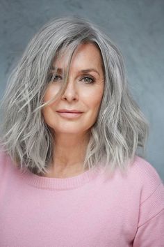 welche frisuren ab 60 die jünger machen Gray Hair Pixie Cuts, Grey Hair Transformation, Aging Hair, Gorgeous Hair Color, Grey Hair Styles For Women