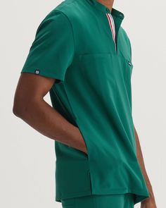 Polished and clean, our Skye top never fails to impress. With 2 chest pockets and 2 side pockets in a sleek design, this top is a tailored classic. - Classic fit - Modern collar - Total of four pockets ✓ Two front chest pockets ✓ Two side pockets - Side split hem Classic V-neck Tops With Pockets, Green V-neck Top With Pockets, Green V-neck Tops With Pockets, Green Collared Tops With Welt Pockets, Fitted Crew Neck Tops With Pockets, Sporty Short Sleeve Tops With Pockets, Classic Collared Tops With Side Pockets, Crew Neck Top With Side Pockets For Workwear, Sporty Solid Tops With Pockets