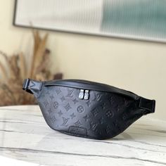 This Discovery waist bag is made of soft Monogram Shadow embossed calfskin, conveying leisurely personality with retro brushstrokes. Front and rear zipper pockets provide easy access to cell phones, keys and cards, and the adjustable waist belt allows for shoulder or cross-body options. 

Detailed features 44 x 15 x 9 cm (length x height x width) Designer Belt Bag With Removable Pouch For Daily Use, Luxury Belt Bag With Zipper Pocket, Designer Belt Bag With Removable Pouch, Luxury Belt Bag With Zipper For Daily Use, Luxury Belt Bag With Zipper Pocket For Travel, Luxury Belt Bag With Zipper Closure, Luxury Black Belt Bag For Travel, Luxury Black Leather Belt Bag, Designer Travel Bag With Removable Belt