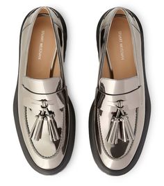 Ultra Lug Tassel Loafer | Stuart Weitzman Τσάντες Louis Vuitton, Loafers Trend, Dr Shoes, Metallic Shoes, Tassel Loafers, Carrie Bradshaw, Crazy Shoes, Shoe Obsession, Stylish Shoes