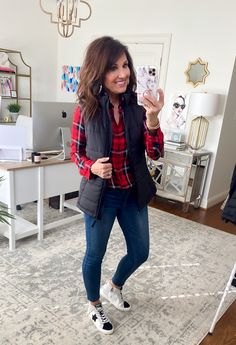 Red Shirt Outfit, Outfits Con Jeans, Red Plaid Shirt, Hiking Outfit Winter, Fashion Petite, Happy Hump Day, Legging Outfits