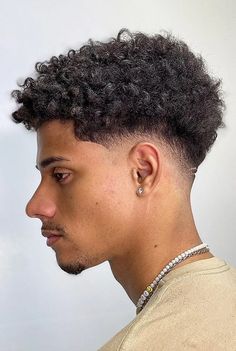 The low fade is a very modern and stylish haircut for men. Before you decide, be sure to take a look at our best low fade haircuts gallery. Low Shadow Fade, Curly Fade Boys, Low Fade Haircut Mens Curly Hair, Mid Drop Fade Haircut Men, V Fade Haircut, Low Fade Afro, Straight Hair Fade