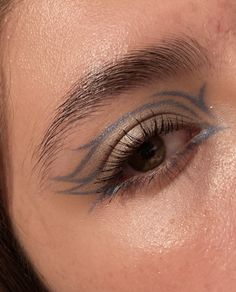 #eyeliner #makeup #eyebrows #eyemakeup #blue Serial Monogamist, Eyeliner Idea, Makeup Euphoria, Makeup Eyebrows, Blue Eyeliner, Eyeliner Makeup, Graphic Liner, Fancy Makeup