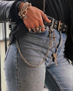 Rocker Girl Outfits, Casual Leather Jacket Outfit, Chain Outfit, Chunky Silver Jewellery, Badass Style, Rocker Style, I'm With The Band, Wallet Chain, Look At You