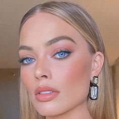 Margot Robbie ✨ on Instagram: "So Gorgeous 🩷" Margot Robbie Barbie Makeup, Margo Robbie Make Up, Margot Robbie Makeup Looks, Cool Summer Celebrities, Wedding Makeup Bridesmaids, Makeup With Red Dress, Margot Aesthetic, Light Spring Colour Palette