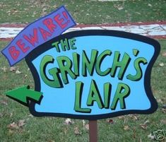 a sign that says beware the grinch's lawn