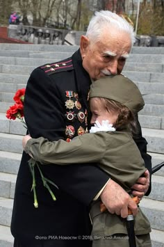 С 9 Мая ! С днем великой Победы ! Military Girl, Red Army, Military Men, Military Equipment, Vintage Portraits, Soviet Union, Second World, Historical Photos