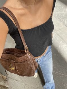 Brown Leather Shoulder Bag Outfit, Brown Shoulder Bag Outfit Aesthetic, Cute Shoulder Bag Aesthetic, Earthy Closet, Leather Purse Outfit, Brown Shoulder Bag Outfit, Cute Purses Aesthetic, Brown Leather Bag Outfit, Brown Purse Outfit