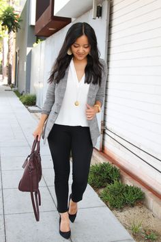 Maroon Purse, Business Professional Outfits, Professional Work Outfit, Blazer White, Professional Outfits Women, Business Casual Work, Business Casual Outfits For Work