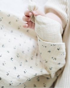 100% cotton from organic farming. Made in Portugal. Natural cocoon for swaddling, stroller protection against the sun or wind, nomadic blanket to put baby down or change him. It will also be a perfect ally to breastfeed in all discretion. Its natural and breathable material will allow to hide mom and baby by putting it on the shoulder. Can be used as a scarf for older children. Dimensions: 47x47" Muslin Baby Blankets, Muslin Swaddle, Muslin Baby, Muslin Swaddling, Cotton Scarf, Organic Farming, Baby Essentials, Muslin Cotton, Friend Wedding