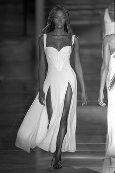 Elegante Y Chic, 90s Runway Fashion, Vintage Runway, Runway Dresses, White Dresses, Runway Models, Mode Inspiration