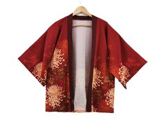 Gorgeous haori kimono, designed with a lightweight fabric, it flows as you move for a comfortable wear. Haori (羽織) is a Japanese traditional shirt, light coat with a loose fit, it has been worn in Japan for centuries, with a fascinating history behind it and essential components of Japanese culture and fashion. This unique haori kimono features an amazing illustration of beautiful, auspicious chrysanthemums. The chrysanthemum represents longevity, rejuvenation and nobility in Japan. It is also t Streetwear Kimono, Kimono Men, Unique Kimono, Belt Kimono, Kimono Dressing Gown, Japanese Shirt, Japanese Clothing, Japanese Print, Japanese Gifts