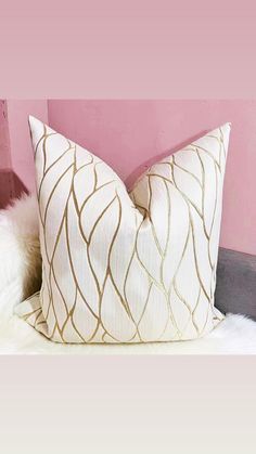 This beautiful and luxurious pillow cover make a great statement with the unique texture and modern look. Available in 2 different sizes 20x20 and 22x22. This gorgeous cover will add an extra touch of elegance to any room. These glamorous pillow covers are great accessories for styling beds, couches, and armchairs. Style in your family room or bedroom, anywhere you want for an extra touch of glam. MACHINE WASH cold separately, gently cycle only, no bleach, tumble dry. Styling Beds, White And Gold Pillows, Gold Pillow Covers, Gold Pillow, White Throw, White Throws, Gold Cushions, White Throw Pillows, Modern Throw Pillows