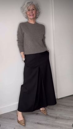 Sienna Miller Short Hair, Linda Wright Style, Long Black Skirt Outfit, Black Skirt Outfits, Fall Chic, Hello Pretty, Travel Clothing, Business Outfits Women, Simple Outfit