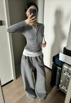 Business Casual Outfits Aesthetic, Acubi Club, How To Style Sweatpants, Chinese Douyin, Korean Fashion Grunge, Y2k Acubi, Simple Streetwear, Acubi Fashion, Trendy Tiktok