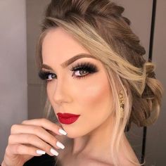 Red Lipstick Looks, Wedding Eyes, Dark Lip, Wedding Eye Makeup, Red Lip Makeup, Bridal Makeup Wedding, Hooded Eye Makeup, Peinados Recogidos, Beauty Make-up