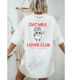 Oatmilk Lover Club Shirt - Exclusive Oatmilk Crew T-Shirt for real fans This Oatmilk Lover Club shirt is an absolute must for all oat milk enthusiasts! Show your love for oat milk with style and comfort. Our high-quality printed oat milk crew t-shirt is made of 100% soft cotton and is comfortable to wear. The modern cut and trendy design make it a perfect companion for everyday life and leisure. Whether you wear it with your morning coffee, for your next shopping trip or just at home, this shirt Organic White Crew Neck Tops, Organic White Short Sleeve Tops, Organic White Graphic Print Tops, Organic White Crew Neck T-shirt, Bridal Shirts, Go Vegan, Club Shirts, Statement Shirt, Oat Milk