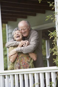 an older man and woman embracing each other on a porch with the words in spanish above them