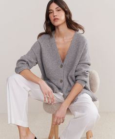 Cashmere Cocoon Cardigan Heather Grey Our favorite slouchy cardigan in luxuriously soft, lightweight, pure cashmere. A dramatically oversized body and the perfect relaxed fit make it the dream all-purpose cardigan. Go casual by wearing it unbuttoned with jeans and a t-shirt, or buttoned with trousers and a bralette for a more dressed-up variation. Slouchy Cardigan, Warm Cardigan, Cocoon Cardigan, Rib Knit Cardigan, Winter Vest, Cardigan Sweater Coat, Short Cardigan, Stylish Sweaters, Estilo Chic