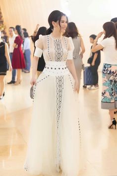 Heart Evangelista Filipiniana, Filipiñana Dress Modern Casual, Filipiniana Outfit, Filipiniana Wedding Dress, Modern Filipiniana Dress, Gaun Koktail, Heart Evangelista, Modern Filipiniana, Filipiniana Dress