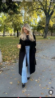 College Outfits Winter, Sport Chic Style, Trendy Christmas Outfits, Coat Outfits, Outfits Casual, Lookbook Outfits, College Outfits, Black Cardigan, Jean Outfits