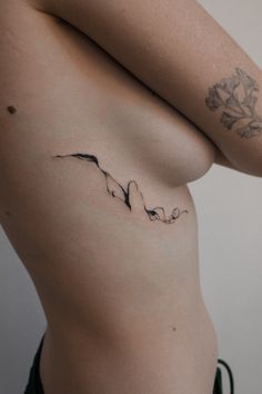 abstract tattoo abstraction idea tattoo inspiration ribs tattoo black thin thick lines Rib Tattoo Line Art, Abstract Rib Tattoo, Cryptic Tattoos, Sasha Tattoo, Pixel Tattoo, Cute Thigh Tattoos, Chic Tattoo, Tattoo Board, Hand Tattoos For Women