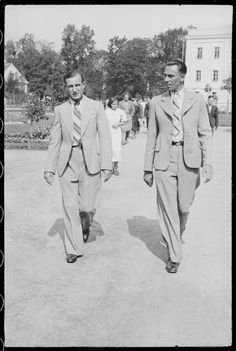 28.08.1938 roku, Białystok, ©Bolesław Augustis/albom.pl Vintage Suits, Black N White, Fashion History, Vintage Images, Fashion Ideas, Style Guides, Old School