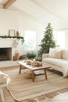 Minimalist Christmas Tree decor ideas Simple Christmas Tree Decor, Minimalist Christmas Tree Ideas, Faux Christmas Trees, Neutral Christmas