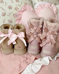 Coquette Ugg Boots, Pink Uggs Outfit, Winter Aesthetic Pink, Coquette Pics, Ugg Aesthetic, Ribbons Coquette, Classic Mini Ii Boot, Boots With Bows