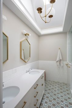 Beautiful and Bright Bathroom Remodel with Modern Finishes and Gold Accents Bright Bathroom, Mudroom Design, Gold Bathroom, Gold Kitchen