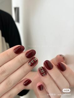 小红书 : nihao.20 nail Fall Short Nails Design, Plaid Short Nails, Winter Gel Nails Designs, Red Nails Korean Style, Thanksgiving Nails Plaid, Simple Plaid Nails, Tartan Christmas Nails, Christmas Nail Aesthetic, Short Cute Fall Nails