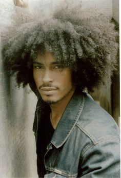 Natural Hair - popular in the 60s and 70s, it's still a fab look today! Man With Long Hair, Natural Hair Men, Cabello Afro Natural, Big Afro, Beauty Soul, Boys Hair, Afro Style, Natural Man, Pelo Afro