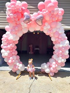 Minnie Mouse Balloon Arch Minnie Mouse Birthday Backdrop Ideas, Minnie Backdrop, Minnie Mouse Bounce House, Minnie Mouse Birthday Backdrop