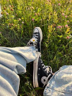 Grudge Aesthetics, Converse Outfit Summer, Sunset Outfits, Aesthetic Trip, Converse Aesthetic, Travel Mountains, Overlays Instagram, Dreamy Photography, Cute Black Wallpaper