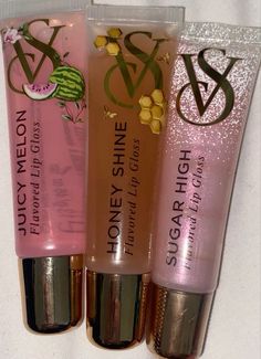 Parfum Victoria's Secret, Fesyen Rambut, Flavored Lip Gloss, Lip Gloss Collection, Gloss À Lèvres, Shower Skin Care, Makeup Needs, Pretty Skin Care, Bath And Body Care